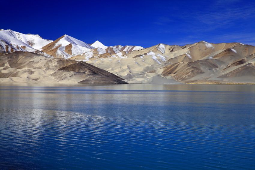 高原谜景 布伦口白沙山和沙湖